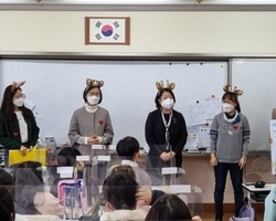 "아이들을 만날 수 있어서 행복합니다.&quo